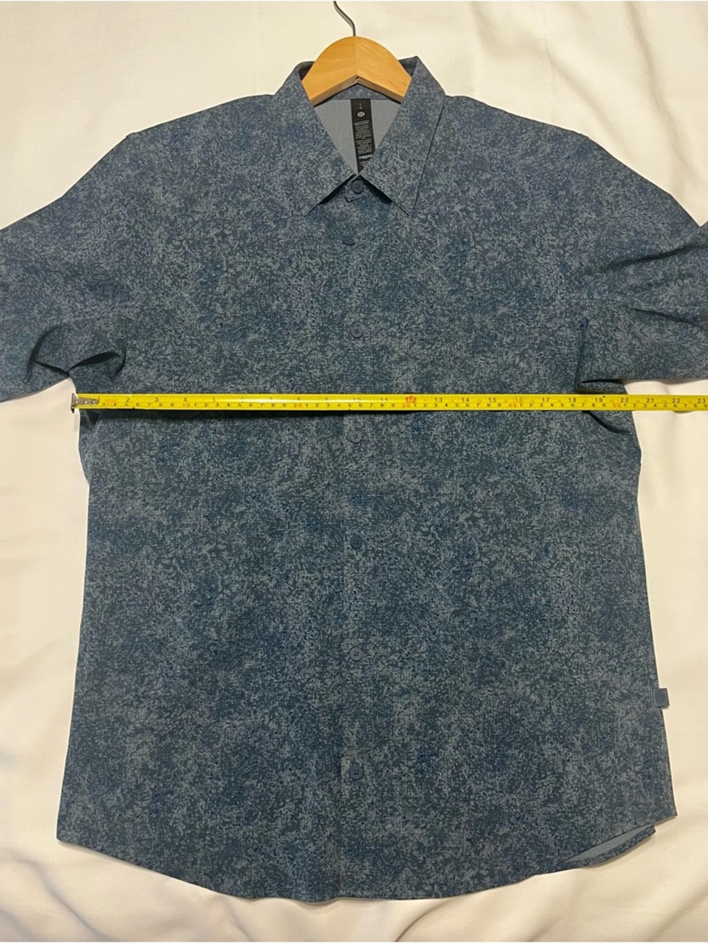 Lululemon Men's Blue Short Sleeve Button-Up Shirt - Picture 2 of 3